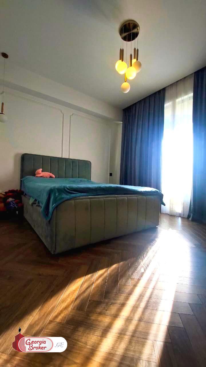 продается квартира с новым ремонтом 4-комнаты